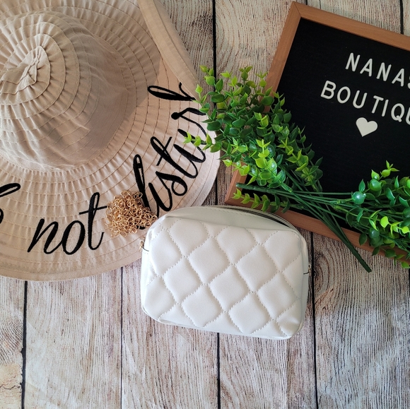 ✨️Mini White Quilted Gold Chain Crossbody Purse✨️ - Picture 2 of 12